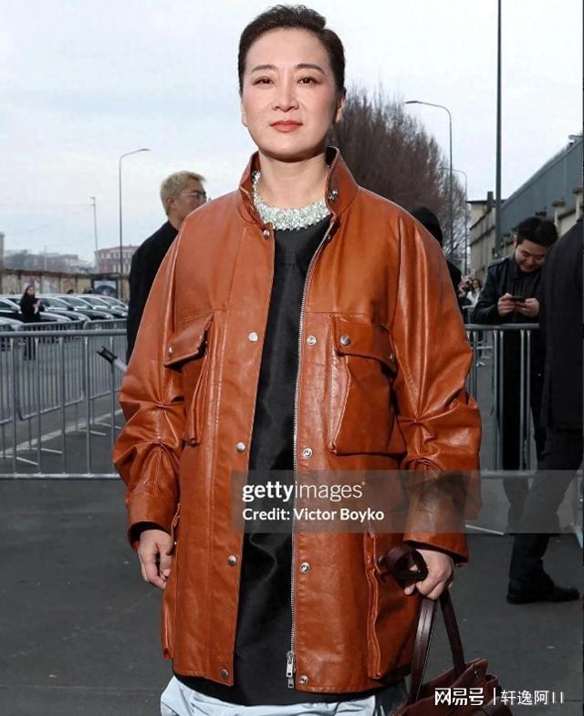 世界杯客户端更新下载-贾玲巴黎周“一脸男相”！不爱笑也没梨涡眼神犀利，梳大背头好酷